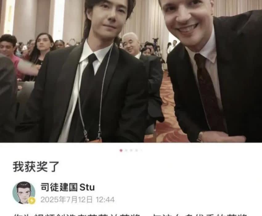 又一张合照
肯定还有很多人手机里揣着王一博的合照
大家可以考虑都放出来看看～