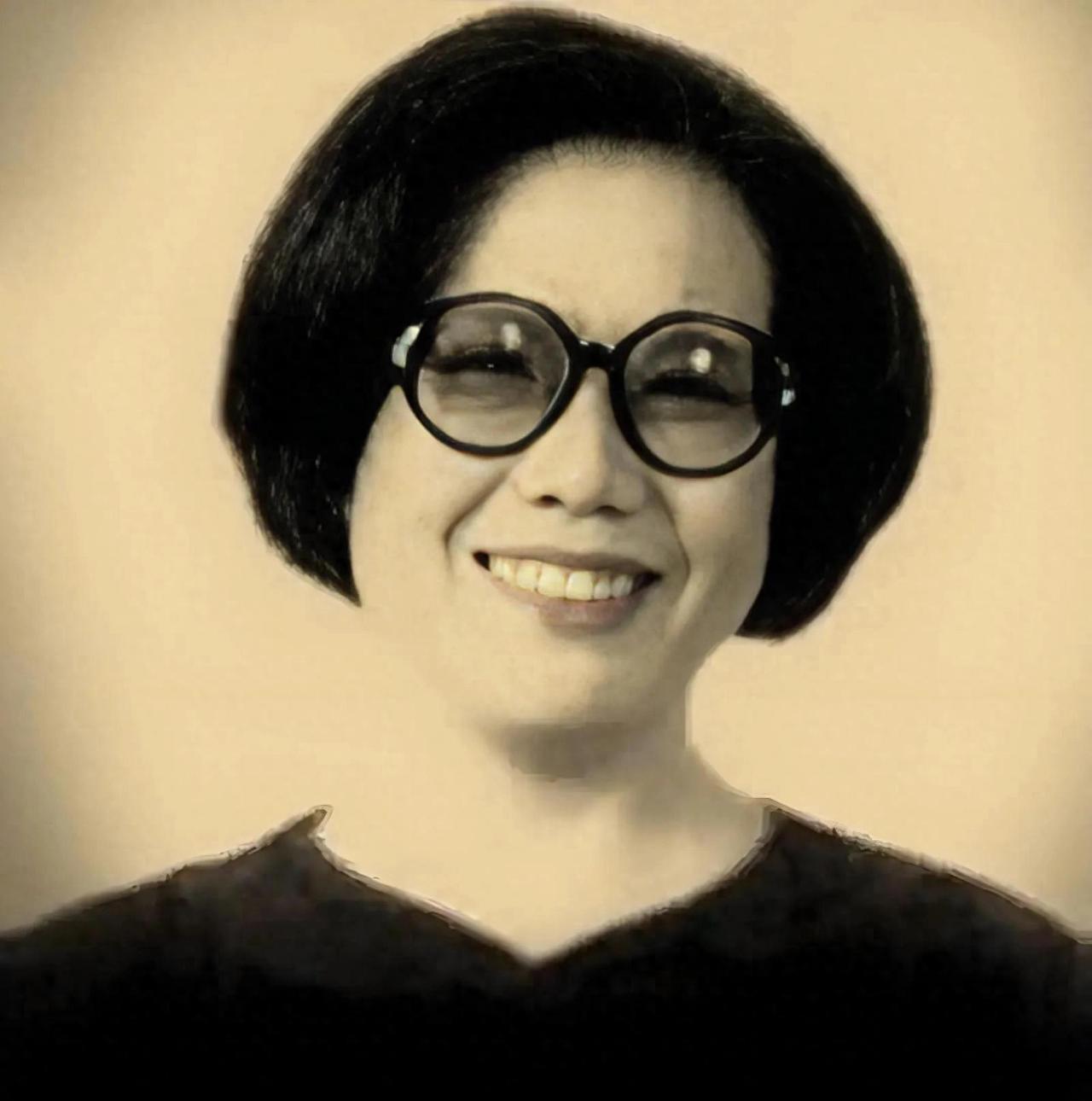 1942年，作家沉樱正怀3胎，得知丈夫把全部家当3万块，拿去给戏子赎身。她不哭不