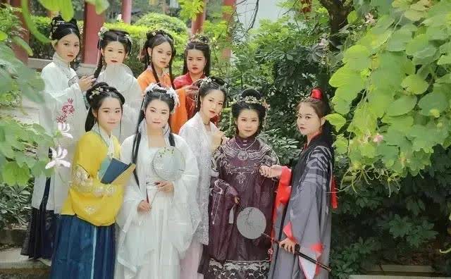 韦唯离婚了，有三个儿子，很幸福！
孙俪没离婚，有一儿一女，很幸福！
刘晓庆离