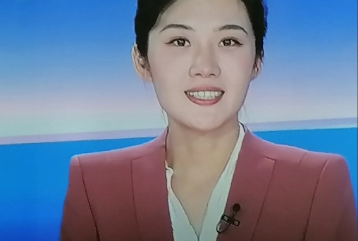 今天的《朝闻天下》，主播郑子可身着红色西装，端坐在主播台上。那端庄大气又可亲的面