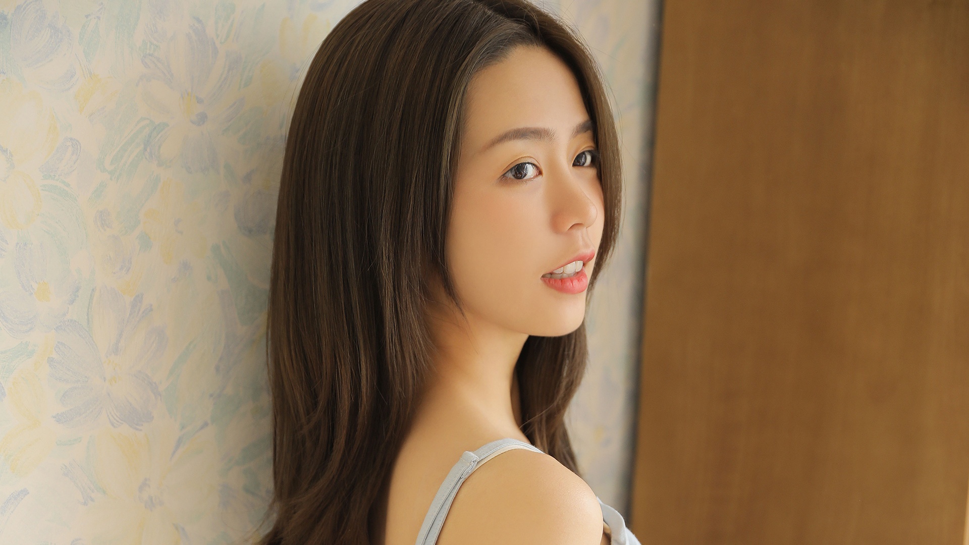 救护车顶灯把凌晨三点的楼道照得血红，婆婆攥着发霉的桃木剑往我怀里塞："快给孩子驱