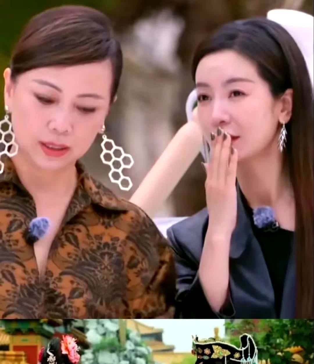 看到李晟和邓萃雯见面拥抱，还在纳闷，为什么李晟和邓萃雯关系这么好？

录节目