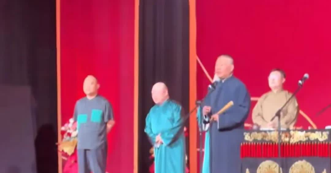 原来侯震才是郭德纲最大的底气。

在南非巡回演处，侯震没有安排搭档表演节目。