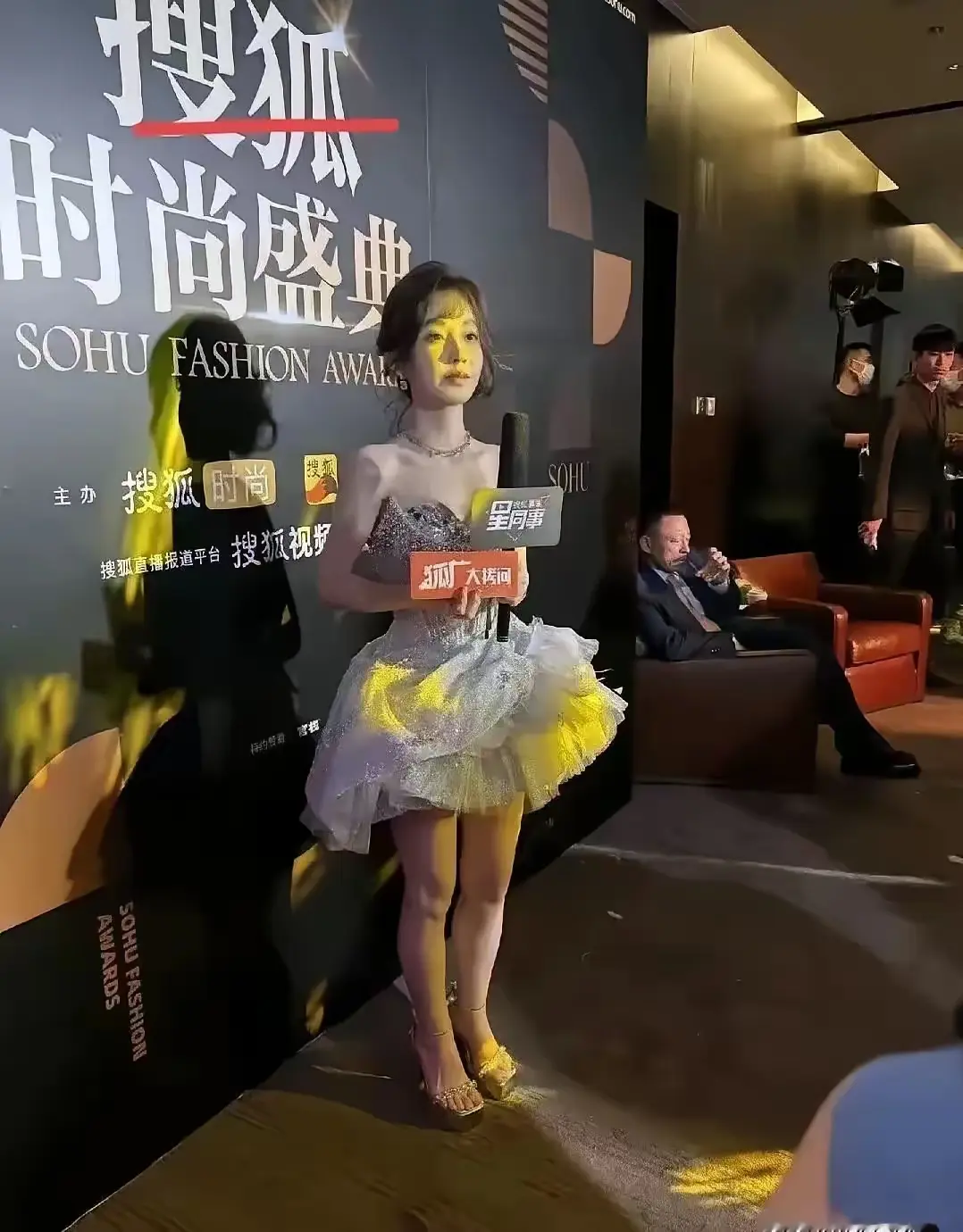 她竟然这么矮？真是不敢相信