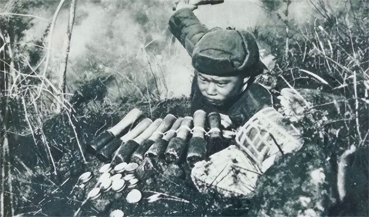 1951年，志愿军战士潘天炎感觉肚子疼，就跑到一个茂密的小树丛中上厕所，哪儿知道