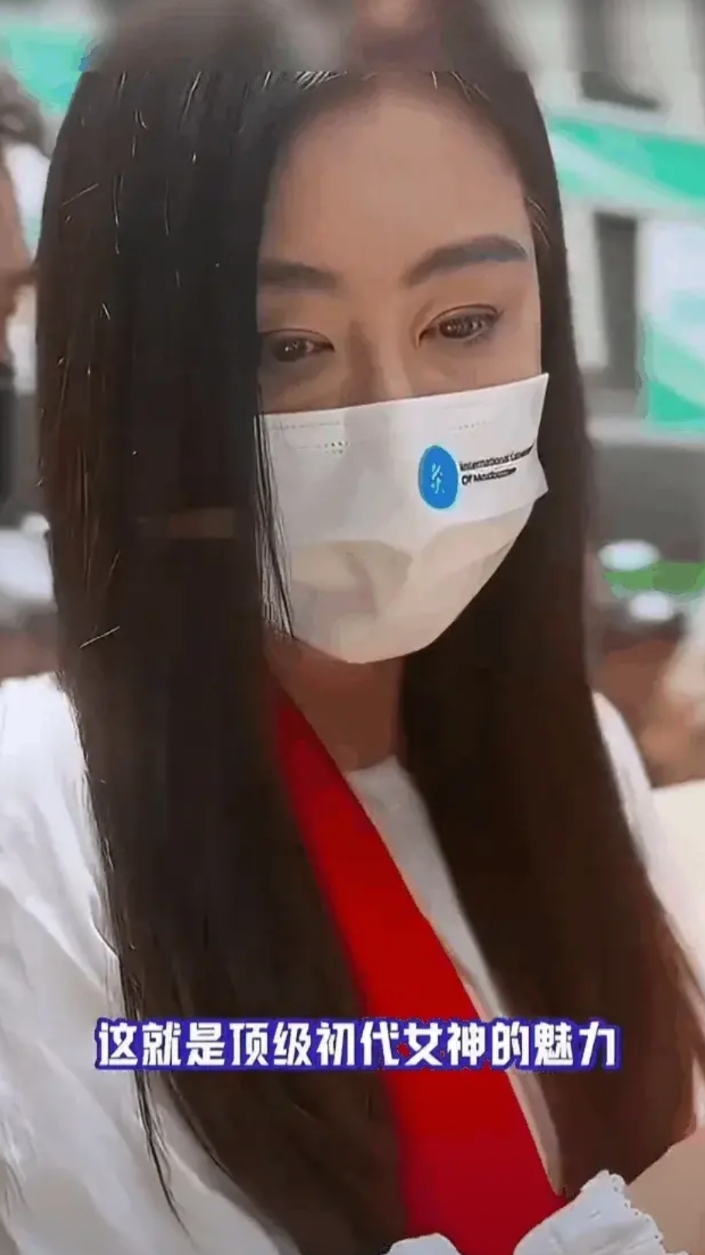 隐退多年的“聂小倩”，我们80后的女神王祖贤现身无锡，人气依然爆棚，看状态精神饱