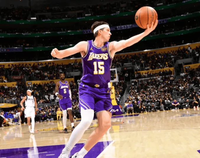 NBA杯小组赛湖人主场对阵独行侠的比赛已经结束。全场战罢，湖人以129-119战