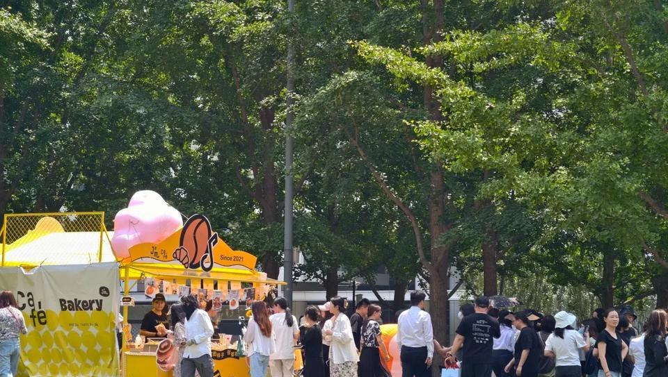 周四中午，虽然33度高温，也挡不住很多人排队，今天是金融街碳水嘉年华第一天，有近