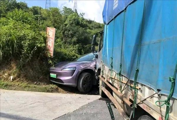 货车司机分神，满载货车横向撞击智界R7，车主一家安然无恙！！！
满载货车将一辆正