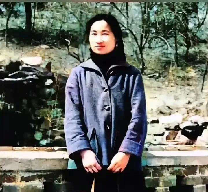 这是1962年，屠呦呦赴海南工作前，留下的一张照片。照片中的她，穿着朴素，手拎提
