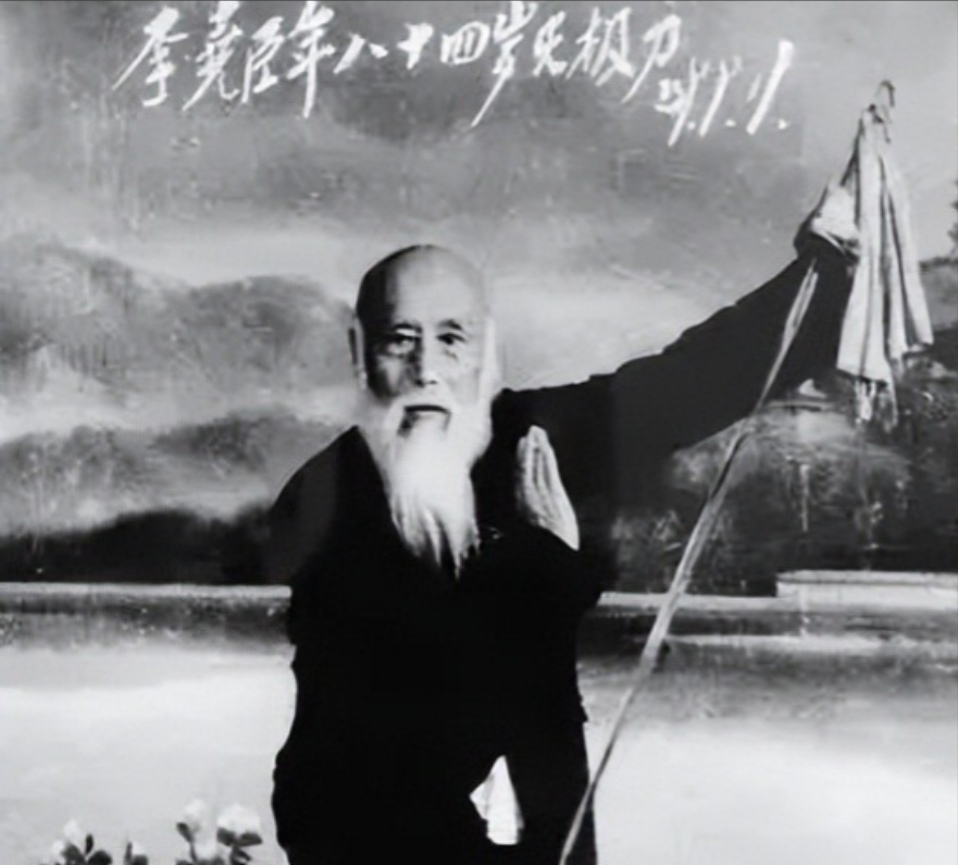 1942 年，武术大师李尧臣遭人出卖，落入日军之手。日本高手武田熙欲与之比试，李