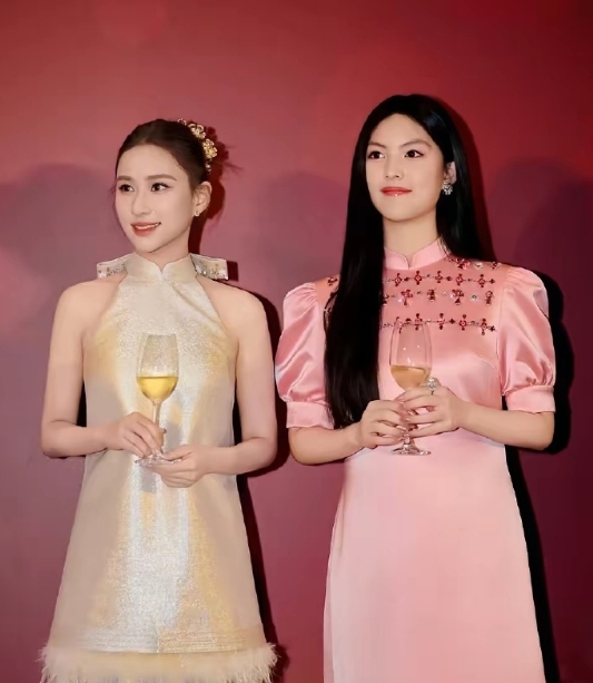 李湘晒出女儿和何超莲合影，小姑娘越来越漂亮了！其实这孩子才16岁，之前还以为她很