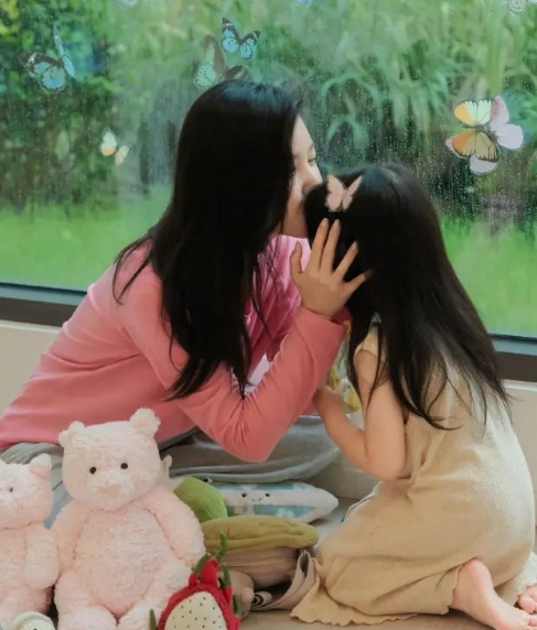 杨子姗晒全家福，3岁女儿超萌出镜，已长成长发及腰的小公主！