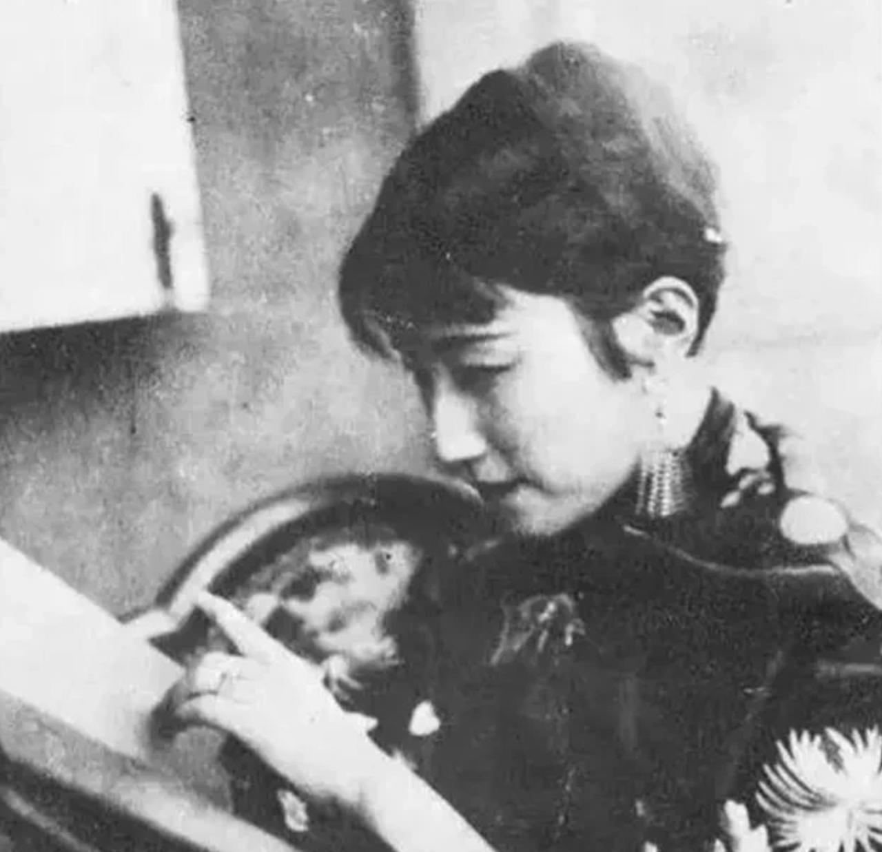 1961年，陆小曼穷得吃不起鸡蛋时，将唯一的貂皮大衣卖掉，买来几斤大闸蟹，请3个