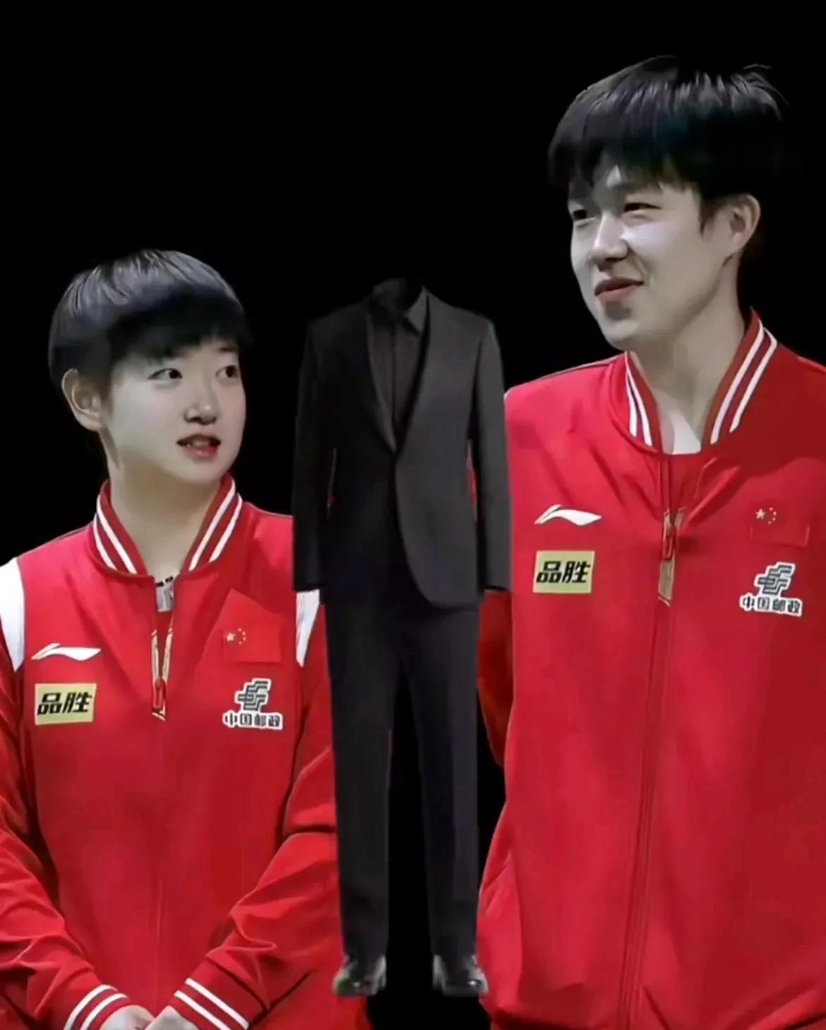 从运动服到西装革履，
从浅色系到深色系，
两小只完美演绎了什么叫白搭风格，
两人