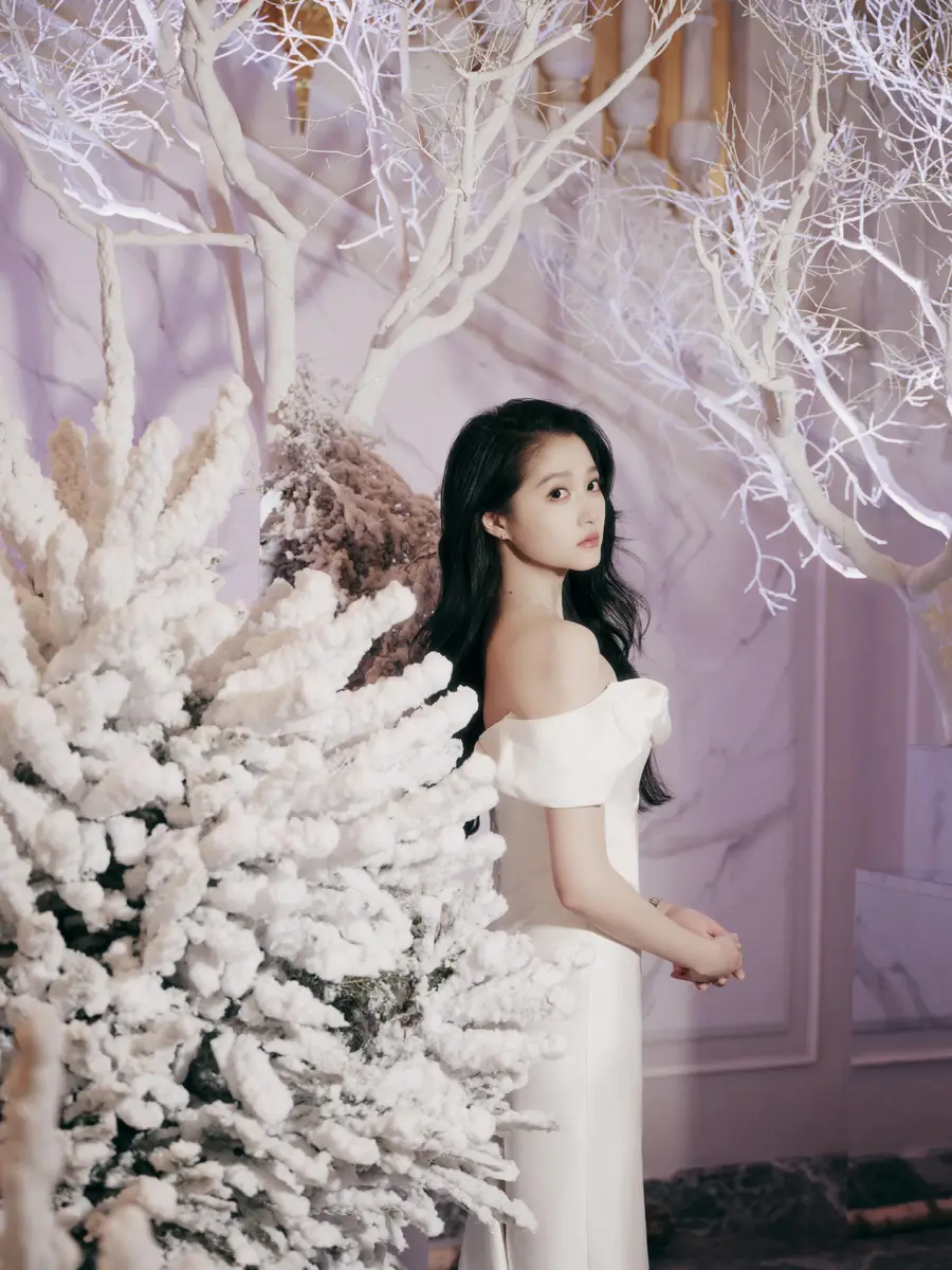 关晓彤化身冰雪公主清冷优雅！穿白色抹胸裙勾勒曼妙身姿