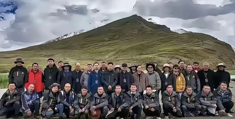 这就是为始祖鸟和蔡国强“炸山”提供各类支援和帮助的“全家福”。
有相关人员到现场