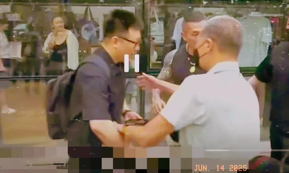 馆长团队来到杭州，遇到一帮人挤破头要跟人拍照，戴口罩的随行大叔怒了，一把将挤在前