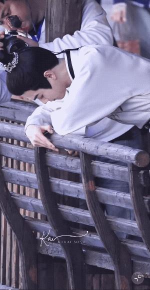 片场休息的沈公子，秒变许凯，暗暗和竹椅子叫着劲，又是掐，又是抠着，这个小朋友无聊