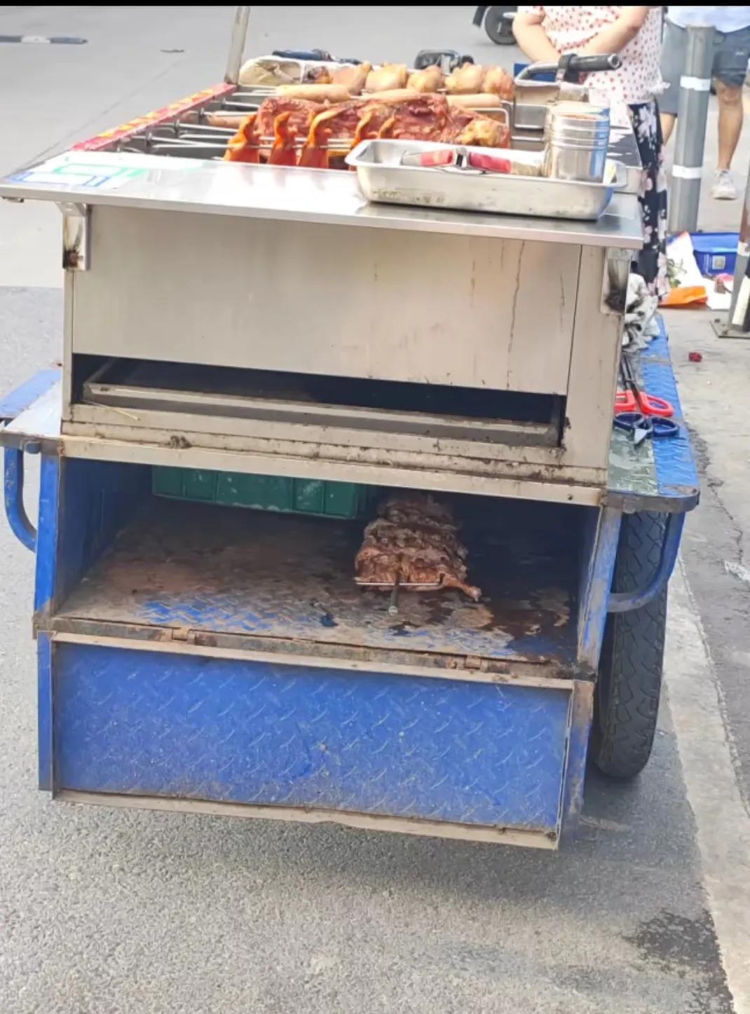 路边的烤鸡腿
看到这那瞬间以后我再也不敢吃了