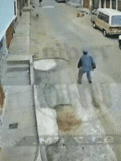 当养狗的人看到这个视频，你觉得让你出门遛狗栓狗绳对吗？
看到这个画面上无辜的老人