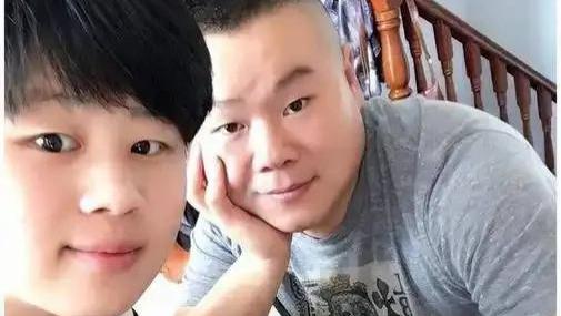 岳云鹏五一带女儿工作，13岁麓一大脸盘却不胖，不算漂亮但很讨喜