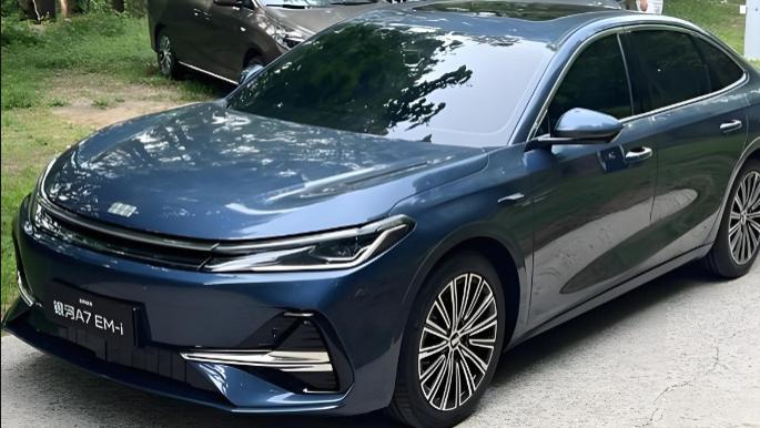 开腻了油车又不敢买纯电？吉利银河A7 EM-i说：别纠结，我全都要！