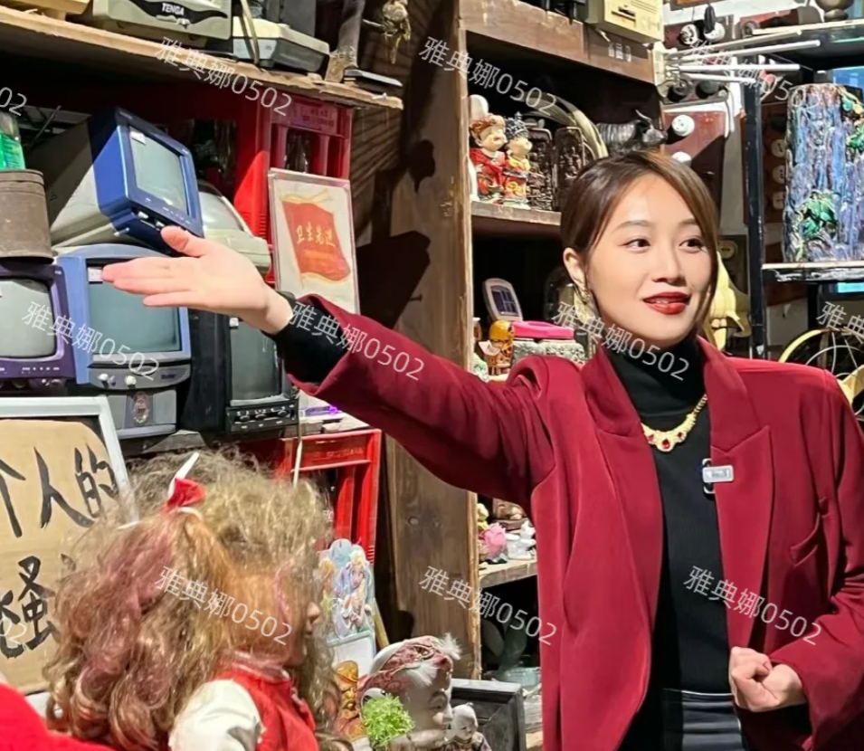 蓝盈莹本人好漂亮！
虽然不太喜欢她演的浣碧，但不得不承认她真人又高又瘦很好看，口