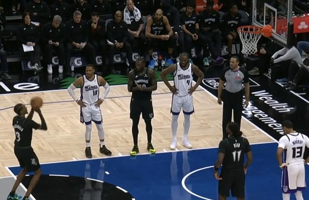 威少半场8分4板8助2抢断表现全面，国王客场领先森林狼1分进入中场休息！北京时间