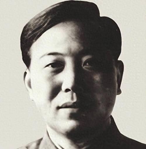 他是周总理亲自任命的国务院副总理，却在毛主席去世两年后变成工人。身份的巨大落差让
