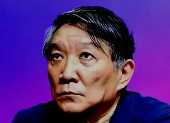 我真服了一个人，
女篮教练宫鲁鸣，
年龄快到七十岁，
体力不行脑迟钝，
