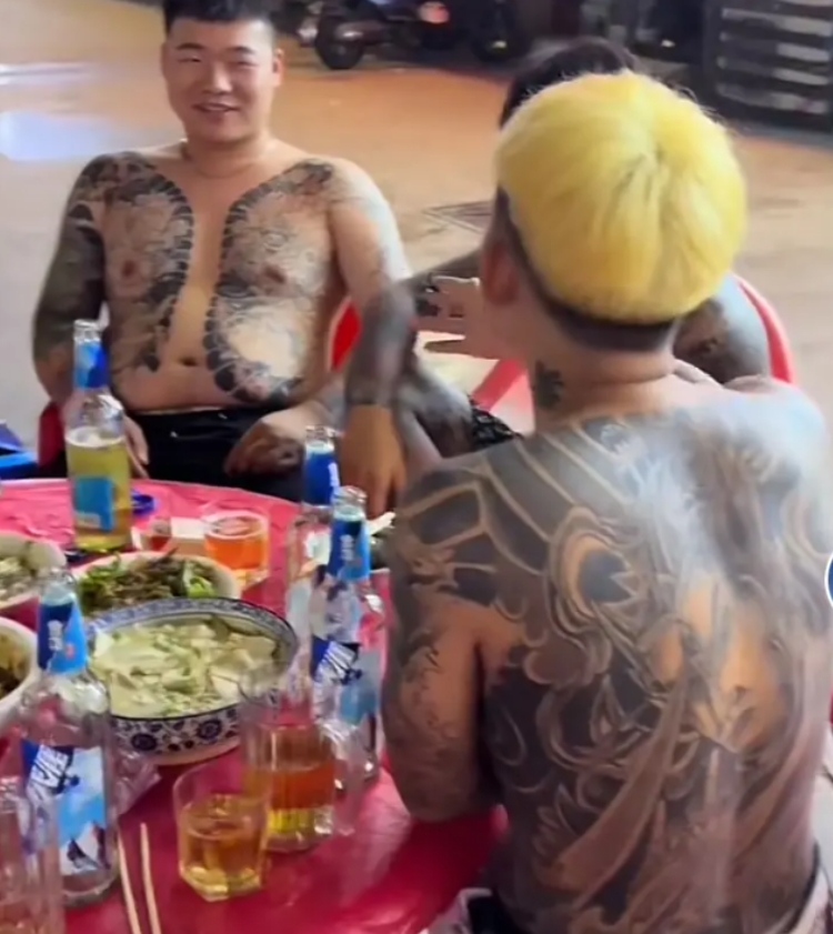 男孩子纹身，是一种时尚！
养儿防老，却成了难题！