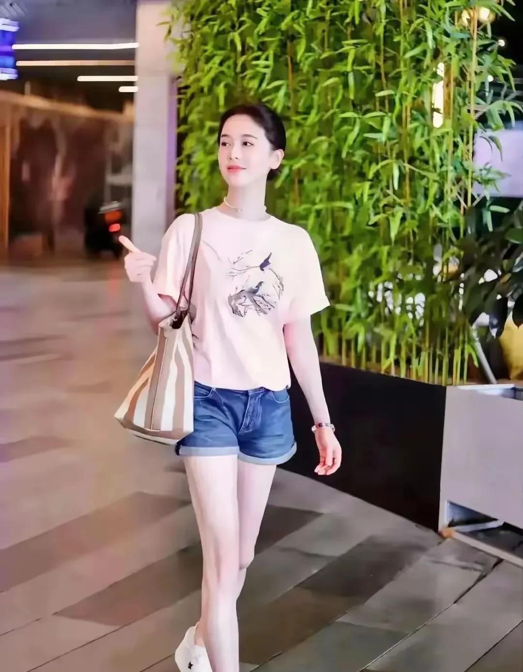 昨天下午去东安县城紫水湿地公园散步，突然下起雨来，我到一亭子里避雨。
遇到学生蒋