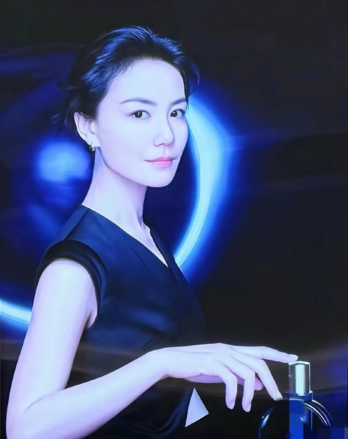 王菲给赫莲娜拍的最新写真大片出炉，56岁的她经过一番修图师的功劳之后，看着还挺显