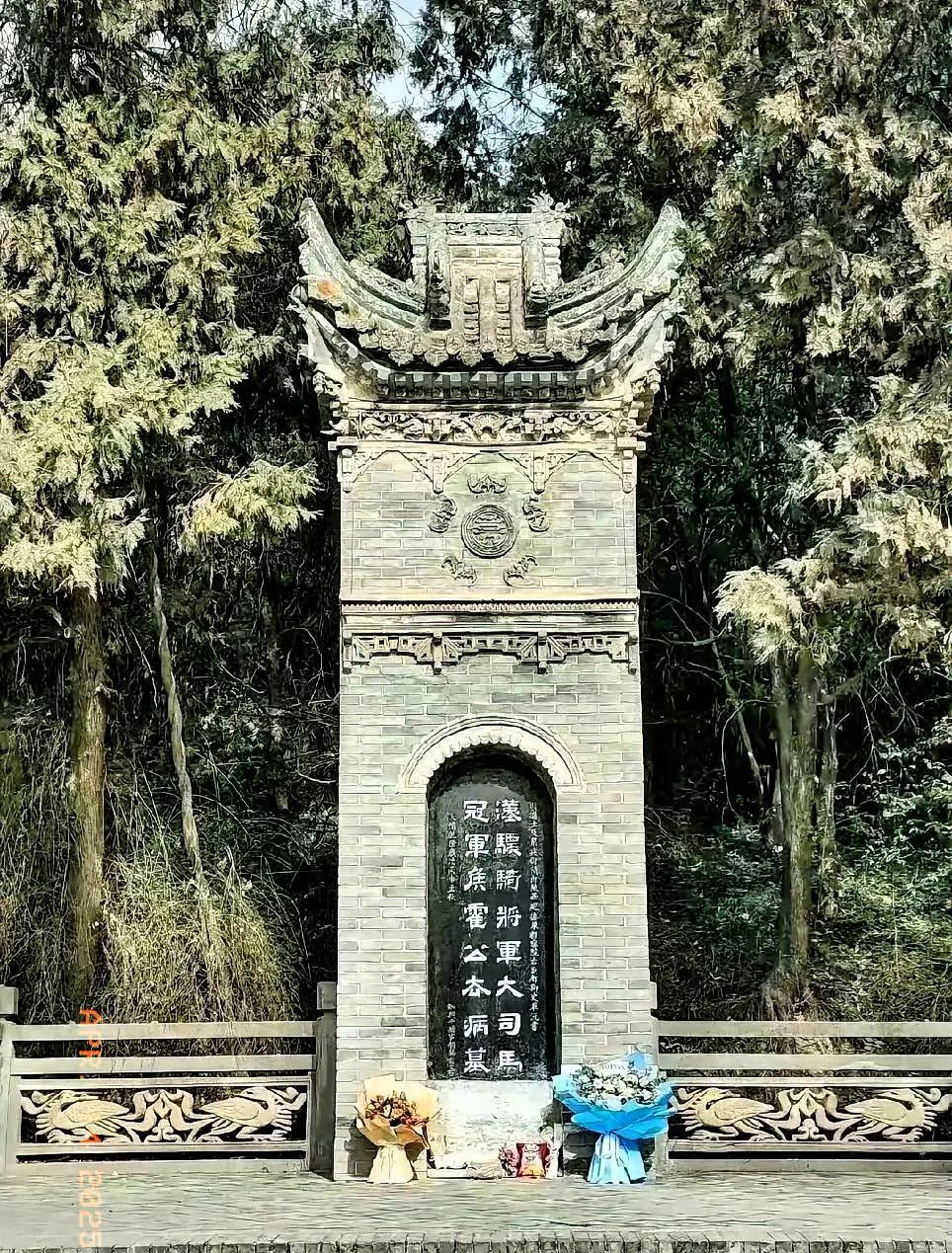 故去了2000多年，他的墓前还有人献花！这大概就是人们常说的流芳百世吧！
他有着