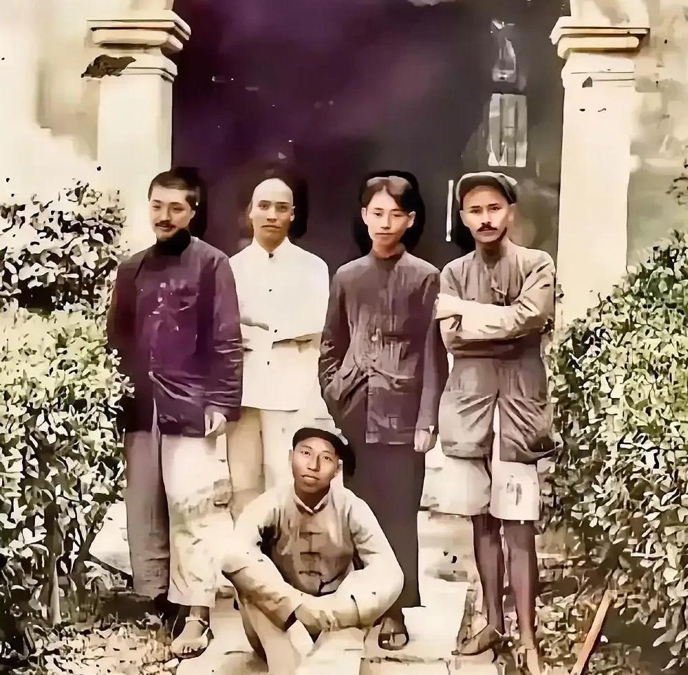 这张具有重要历史意义的老照片展现出了五虎将1934年10月在长征途中的情景，这才
