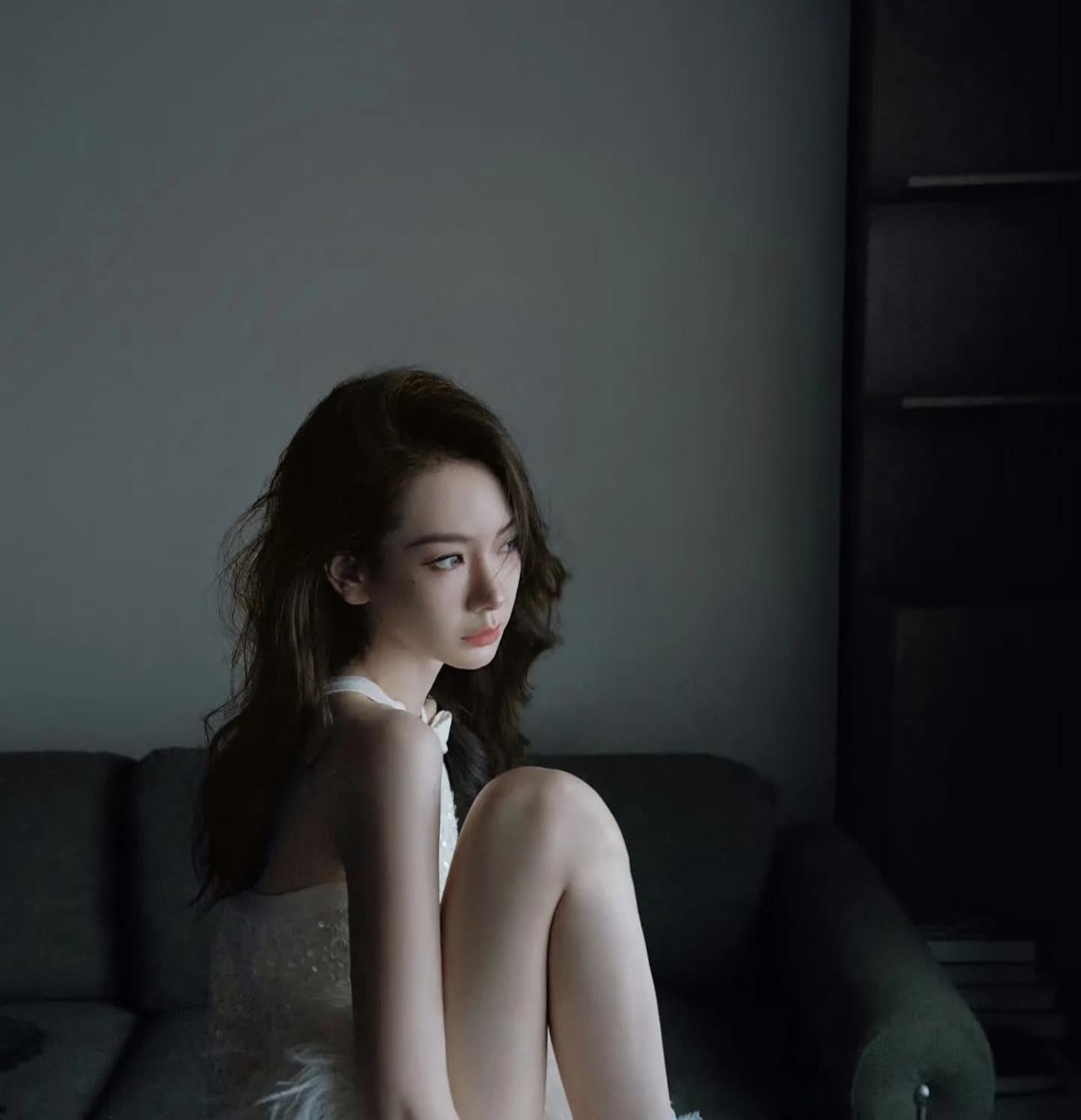 李承铉的事业可能不再会有第二春了！
我给老公看了李承铉老婆戚薇的照片，我问他：