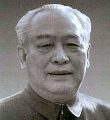1960年，石油部长余秋里为救大庆油田，请求罗瑞卿派飞机运5吨焊条，却被罗瑞卿怒