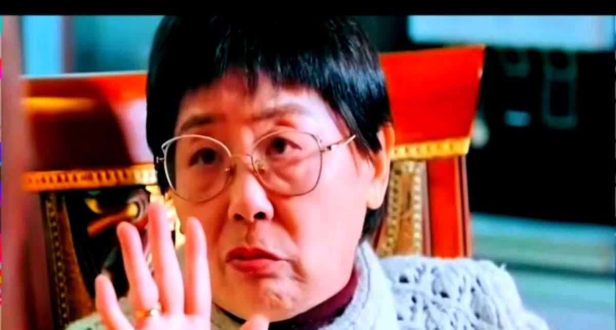 黄圣依妈妈当着摄像头对黄圣依发飙，丝毫不给黄圣依面子。

老太太一嗓子喊完，
