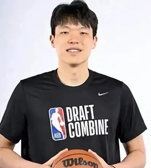 杨瀚森高顺位首轮被选中，能不能在nba立足，能打出来吗？
杨瀚森是在北京时间20