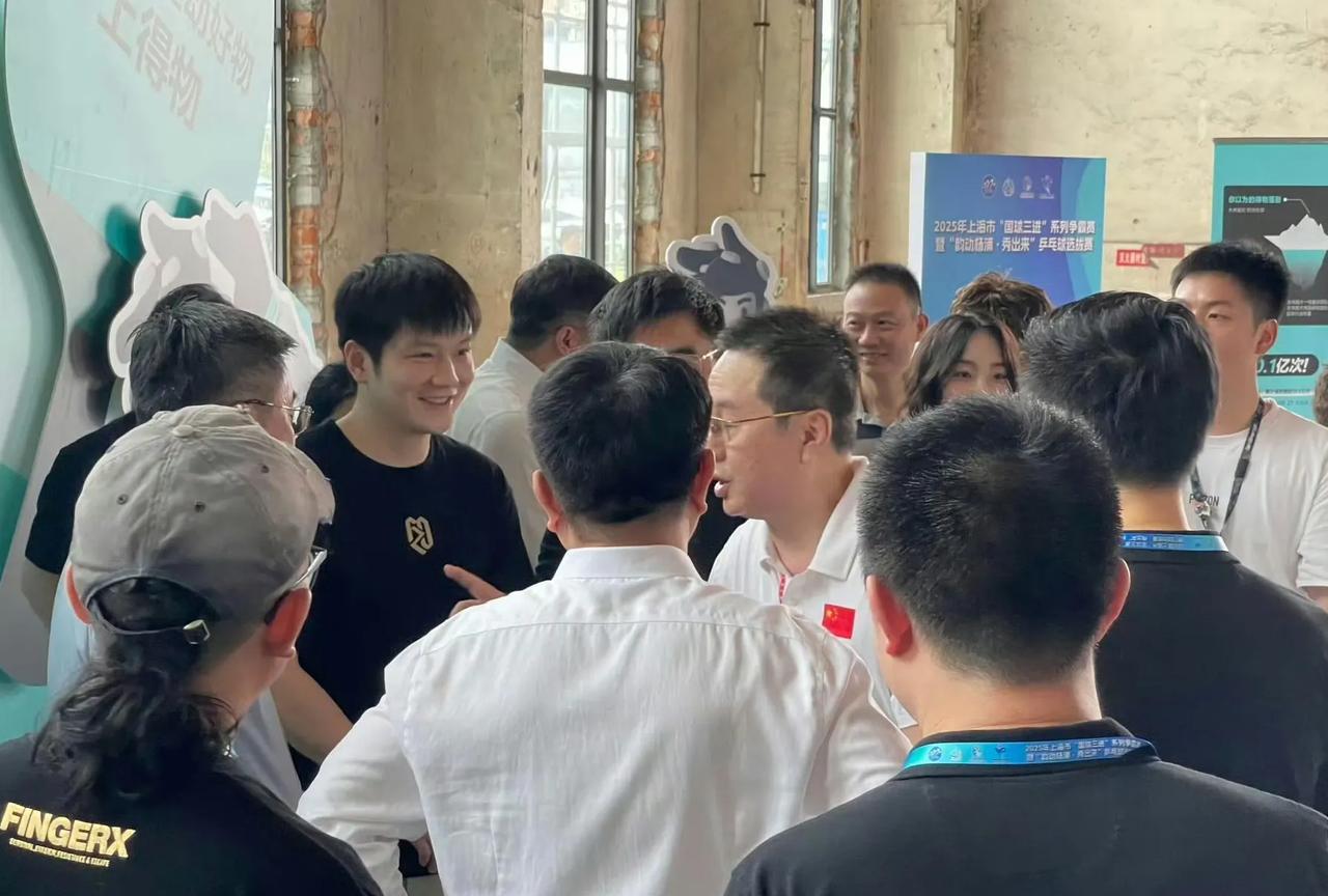 樊振东参加活动，小胖永远是那么阳光，继续加油！
