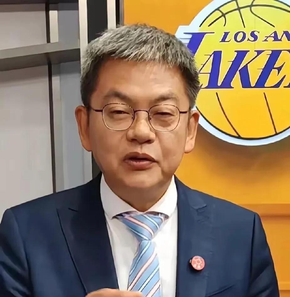 你觉得呢？苏群谈湖勇大战：
“今天湖人非常轻松赢下了轮休的火箭队，锁定了西部第三