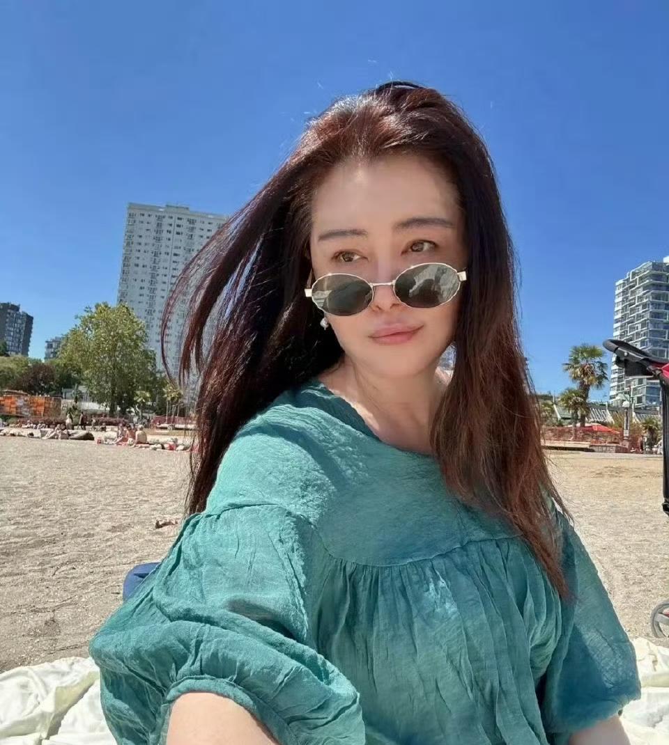 王祖贤这自拍一出来，谁看了不说句依旧绝啊！港风旧时代女神果然名不虚传，岁月在她这