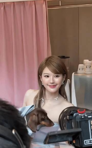 #赵露思浅蓝抹胸长裙#
赵露思妥妥的洋娃娃呀
