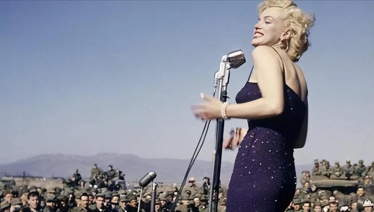 1954年，正在蜜月旅行的玛丽莲·梦露不顾丈夫反对前往韩国慰问美国大兵。寒风中，