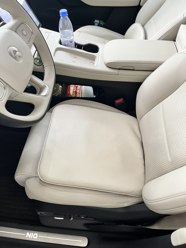 蔚来ES6座椅问题
这个座椅最大的问题就是坐垫一味的追求软，座椅又窄，坐下去整个