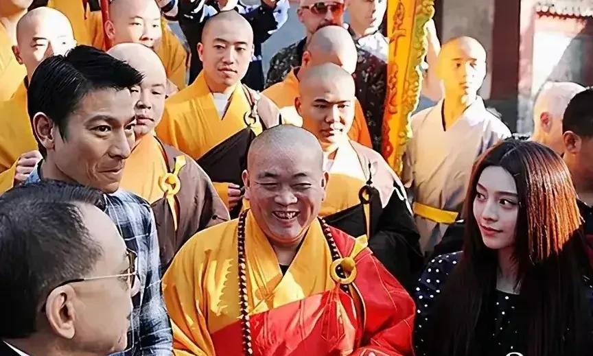 释永信身边的女子，是谁？南昌万寿宫打了少林寺一耳光！
释永信，永远不能信。信不得