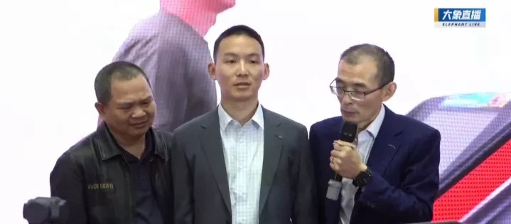 谢浩男露脸回家了











不敢相信，失踪25年的谢浩男，竟然回来了