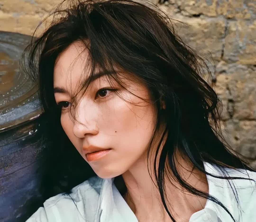淡定了这么久的那尔那茜终于慌了
她抓破脑袋也想不到
本来可以轻飘飘躲过去的小
