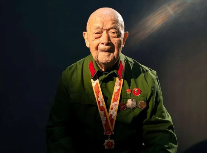 朝鲜战场上，他一人歼敌400多名，立下赫赫战功，退伍时却因有关部门写错一字，苦干